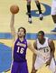 Pau Gasol jugando a baloncesto.