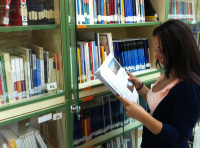 Chica leyendo un libro.