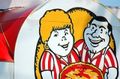Pareja de muñecos con pizza en mano.