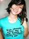 Una chica lleva puesta una camiseta en la que se lee 