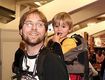 Un hombre con un niño en la espalda.