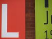 Letras en una pared.