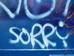 Grafiti donde se lee "sorry".
