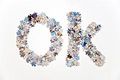 Letras que forman la palabra OK hechas con piezas de puzzle.