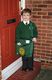 Niño con uniforme del colegio.