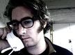 Un chico habla por teléfono.