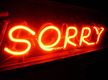 Un luminoso en el que se lee "Sorry".