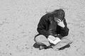 Mujer leyendo.