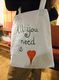 Bolsa blanca con mensaje en Ingles.