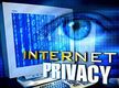 Ordenador con ojo al frente con palabras en Inglés sobre la privacidad en Internet.