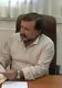 Rafael Núñez es jefe del departamento de Recursos Humanos, de mediana edad, está sentado en su mesa del despacho, revisando unos documentos.