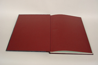 Imagen de un libro abierto color rojo.
