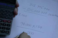 Una persona utilizando una calculadora y haciendo cálculo  sobre un papel.