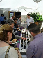 Fotografía de una feria de muestra de aceite de oliva.