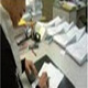 Fotografía en la que se ve a Carmen trabajando en una mesa con documentos.