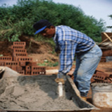 Un hombre realizando trabajo en el campo.