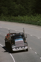 Imagen que muestra un camión circulando por una carretera.