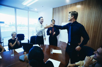 Imagen que muestra a varios directivos de dos empresas celebrando el acuerdo que acaban de cerrar.