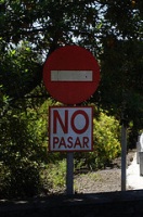 Imagen de señal de stop con un cartel donde pone no pasar debajo de la misma señal.