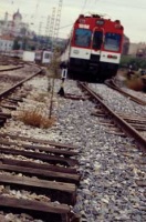 Tren circulando por unas vías.