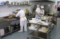 Preparando comida en la cocina de un restaurante.