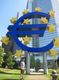 Fotografía de una escultura con la forma del símbolo del Euro, frente al Banco Central Europeo.