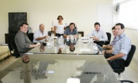 Fotografía de una reunión de empresa donde alrededor de una mesa se sitúan los miembros de una misma empresa.