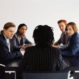 Imagen de cinco amigos reunidos alrededor de una mesa de trabajo, para constituir una sociedad.