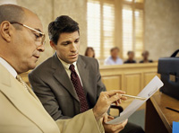 Dos personas leyendo un documento en un Juicio.