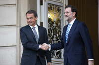 Rajoy y Zapatero dándose la mano en la puerta de la Moncloa.