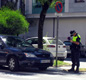 Policía multando a un coche mal aparcado en un paso de cebra.