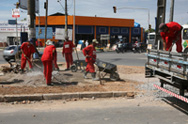 Varios obreros trabajando en una obra en la calle.