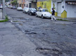 Imagen de una calle llena de baches.