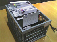 Caja con documentos en su interior.