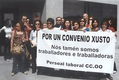 Un grupo de trabajadores y trabajadoras, tras una pancarta, reivindican la negociación de un convenio colectivo justo.