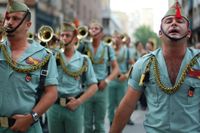 Un grupo de legionarios en formación tocando la corneta.