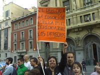 Una persona sostiene una pancarta donde se puede leer: “El derecho a la educación pública es el derecho a todos los derechos”.