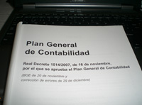 En la imagen se ve un libro abierto por la página de Plan General de Contabilidad.