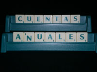 Se ve en esta fotografía el nombre de cuentas anuales formado y situado sobre una especie de soporte.
