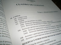  Esta es una foto tomada sobre un Plan General de Contabilidad abierto por la parte correspondiente al cuadro de cuentas, de manera que se ve el título de Cuadro de cuentas y el primer grupo de capital.