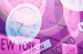 Esta fotografía es una fotografía semitransparente de color rosa, que muestra un reflejo en cristal de relojes, nombre de Bolsas, como la New York, Tokio, Londres.