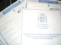 En la fotografía se ven dos modelos oficiales de Impuesto sobre la renta de personas físicas, uno de ellos es el modelo 111  de retenciones y pagos a cuenta y el otro el modelo 130.