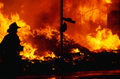 Imagen de un incendio en el que se destruyen naves industriales.