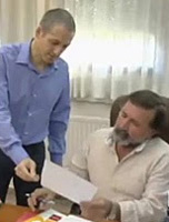 Carlos enseñando un documento a Rafael.