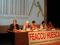 Inauguración del Congreso Nacional de Consumo sobre Alimentación. Se ve la mesa presidencial con un cartel en el que se lee FEACCU (Federación Española de Amas de Casa, Consumidores y Usuarios), una asociación de consumidores.