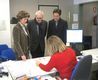 Tres personas tramitando una reclamación en una oficina de una empresa.