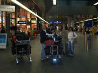 Familia en un aeropuerto con los equipajes esperando una solución porque le han perdido algunas maletas.