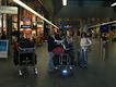 Familia en un aeropuerto con los equipajes esperando una solución porque le han perdido algunas maletas.