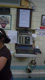 Laboratorio con varios aparatos colgados de la pared y una figura de mujer.