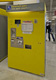 Máquina amarilla de venta de billetes de metro.